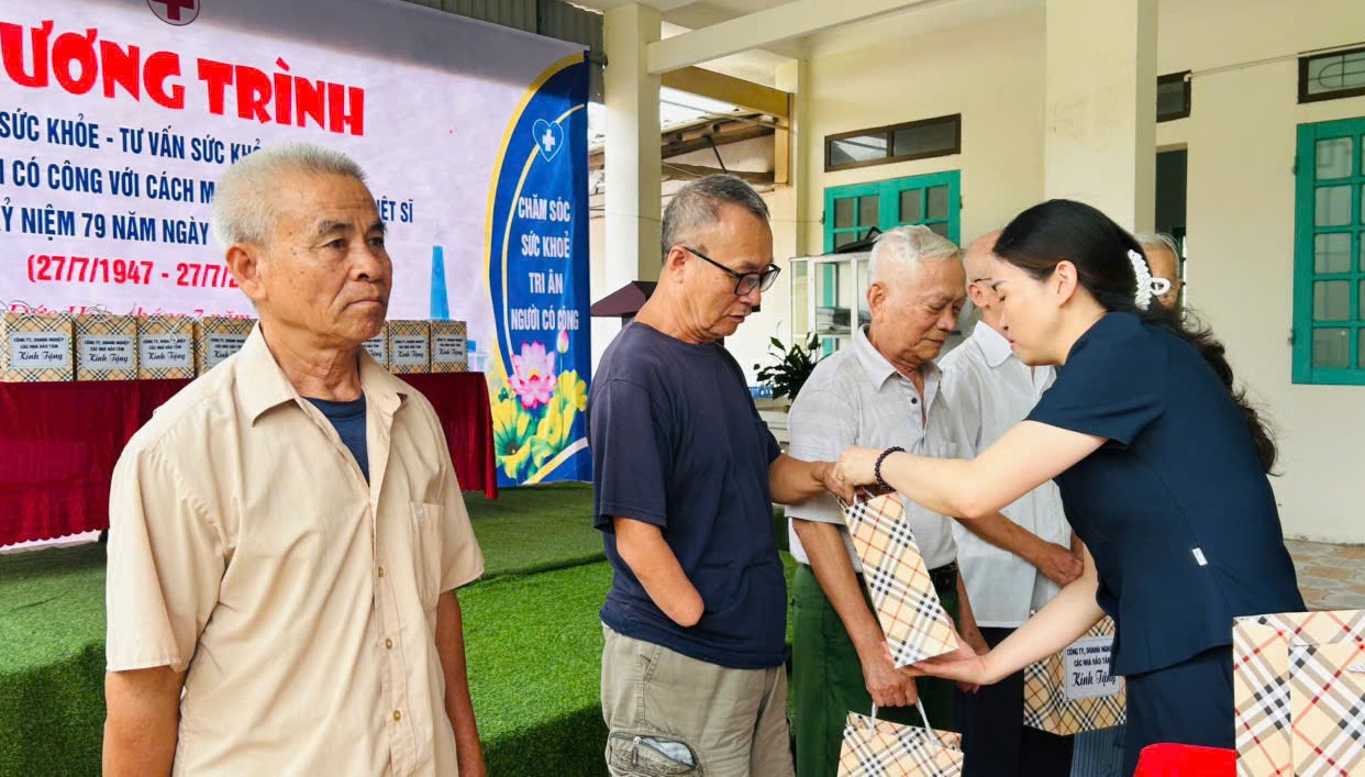 Trạm Y tế xã Đức Hợp tổ chức khám, tư vấn sức khoẻ miễn phí cho các đối tượng người có công với Cách mạng, thân nhân Liệt sĩ trên địa bàn.