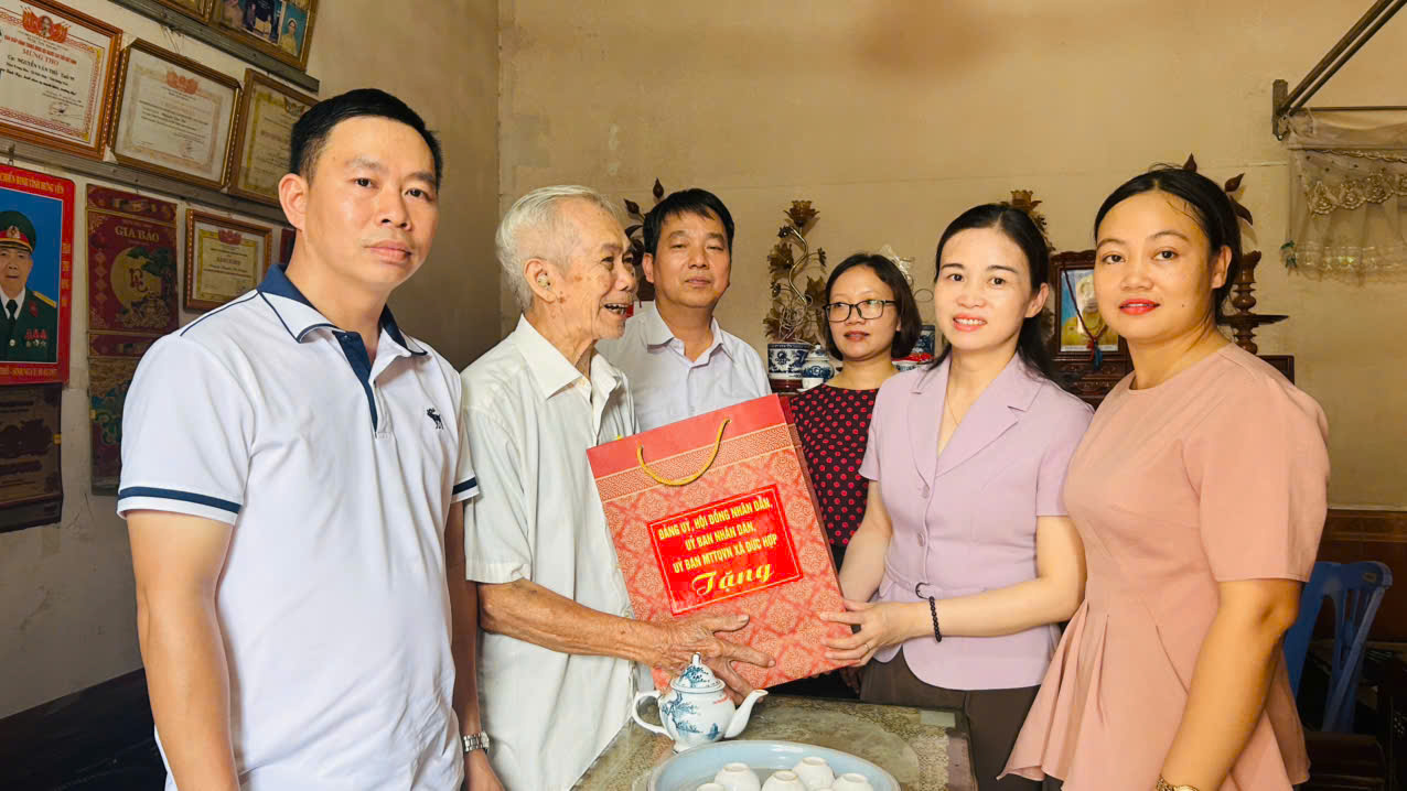 ĐỨC HỢP: LÃNH ĐẠO XÃ THĂM, TẶNG QUÀ GIA ĐÌNH CHÍNH SÁCH, NGƯỜI CÓ CÔNG NHÂN KỶ NIỆM 79 NĂM NGÀY THƯƠNG BINH - LIỆT SĨ