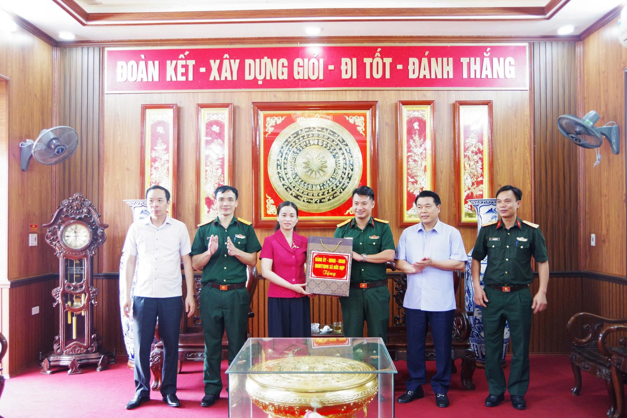 Lãnh đạo xã Đức Hợp thăm, động viên tân binh nhập ngũ năm 2026.