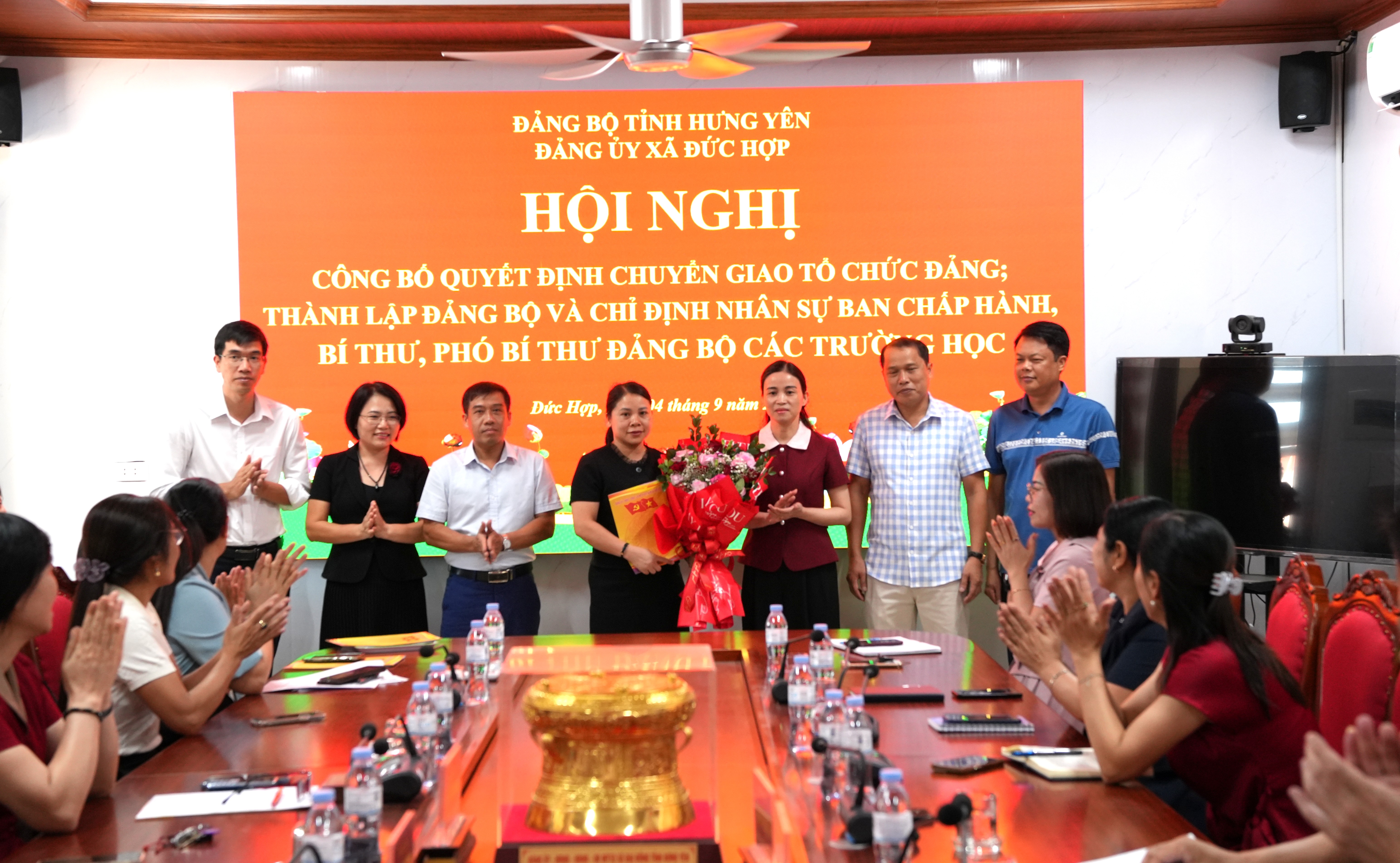 ĐỨC HỢP: CÔNG BỐ QUYẾT ĐỊNH CHUYỂN GIAO TỔ CHỨC ĐẢNG, THÀNH LẬP ĐẢNG BỘ CÁC TRƯỜNG HỌC