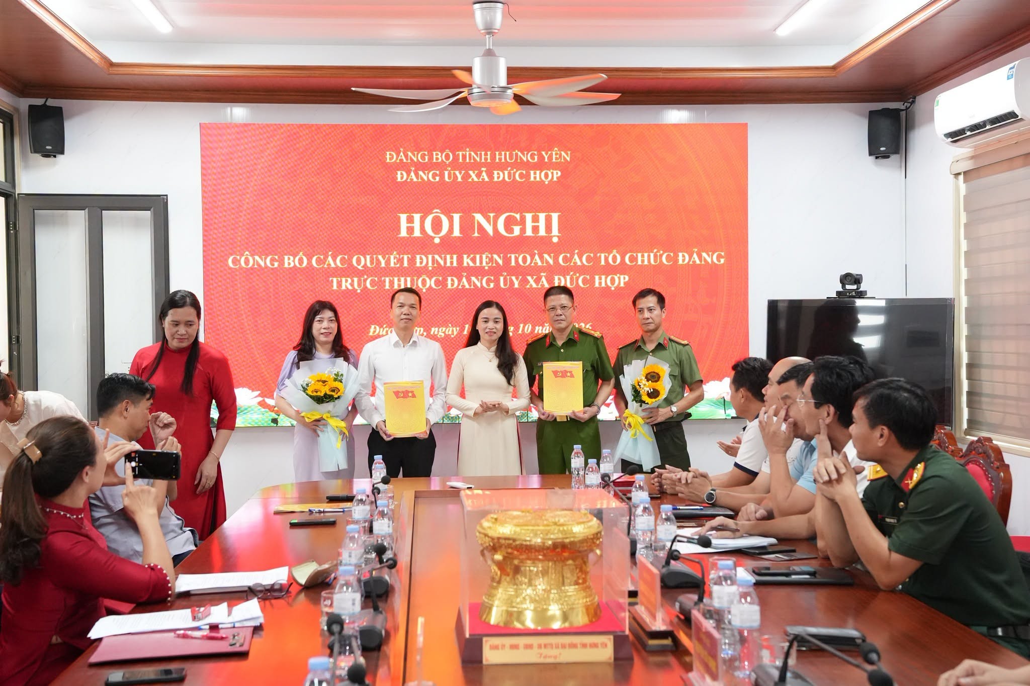 Đảng ủy xã Đức Hợp tổ chức hội nghị: Công bố các quyết định kiện toàn các tổ chức Đảng trực thuộc Đảng ủy xã.