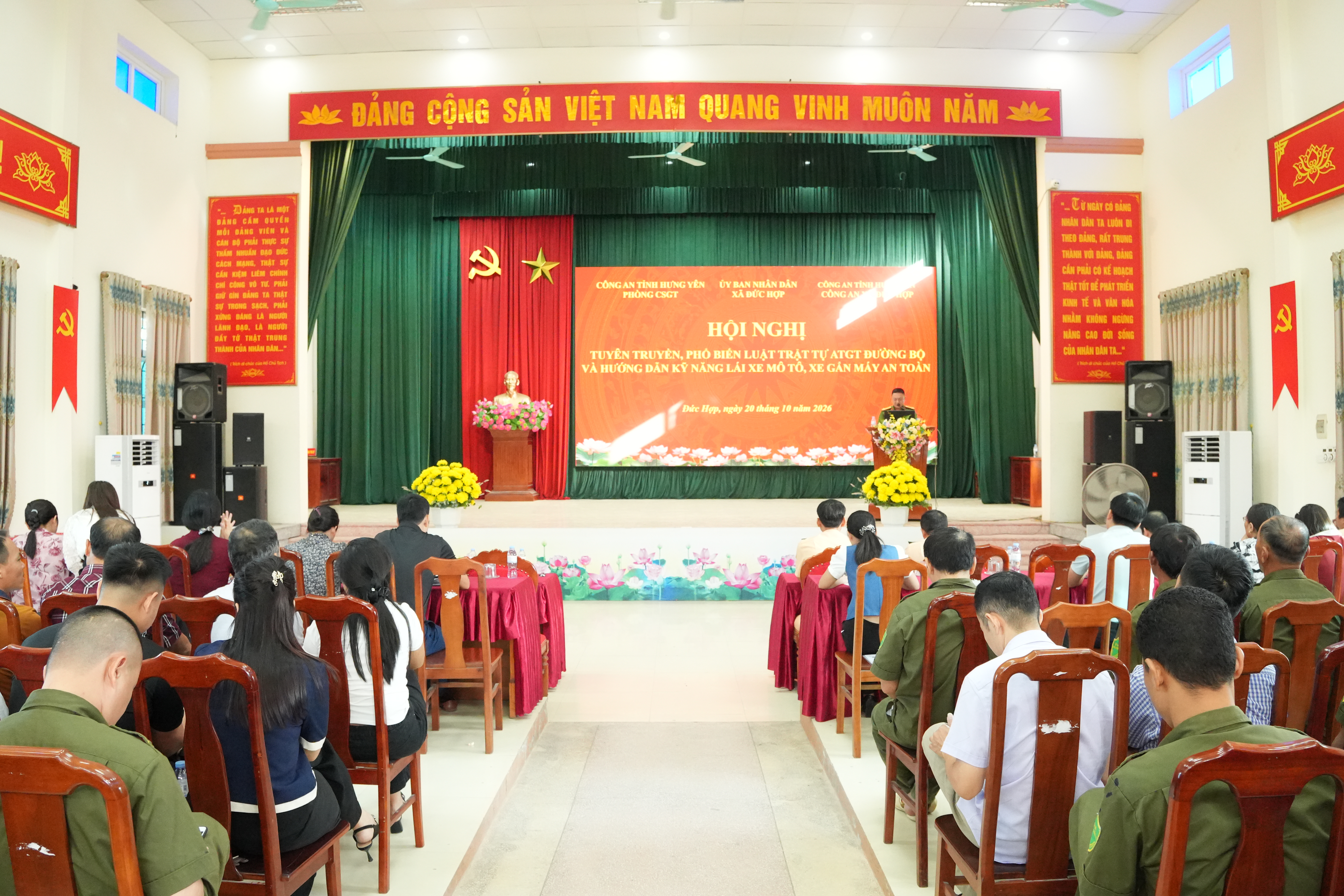 hội nghị tuyên truyền phổ biến luật trật tự ATGT đường bộ và hướng dẫn kỹ năng lái xe mô tô, xe gắn máy an toàn.