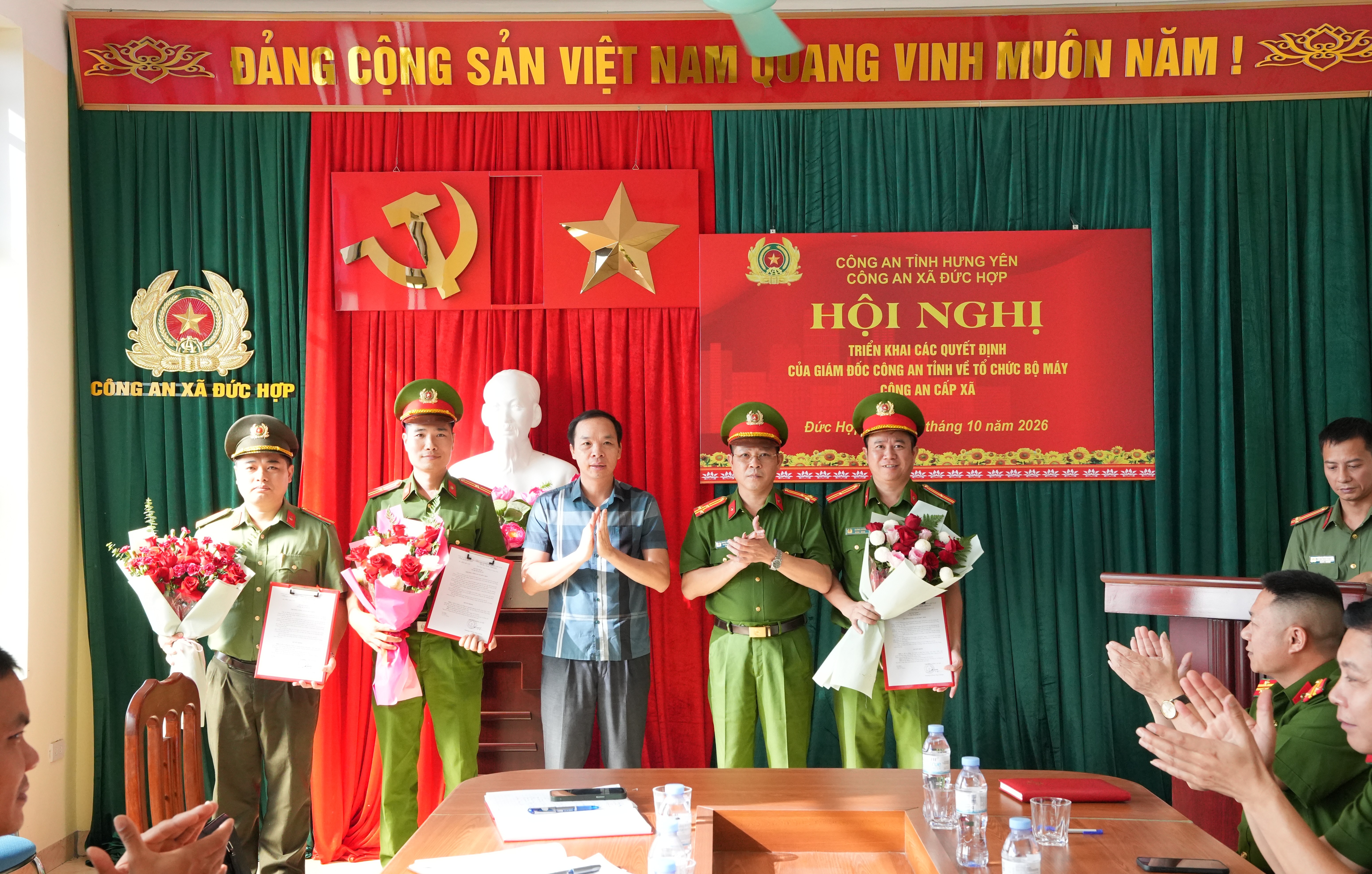 Công an xã Đức Hợp tổ chức hội nghị: Triển khai các quyết định của Giám đốc công an tỉnh về tổ chức bộ máy công an cấp xã.